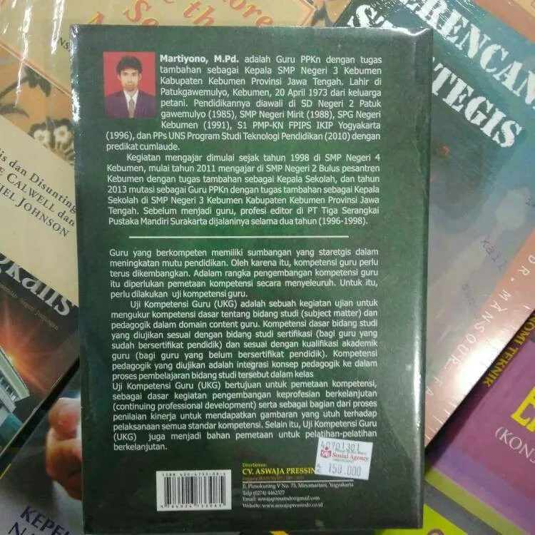 Menjadi Guru Profesional Penguatan Guru PPKn SMP MTs - Martiyono